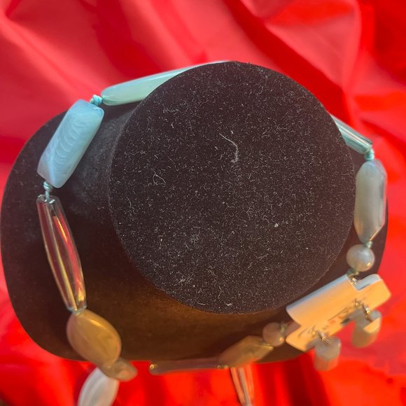 Beautiful faux jade necklace with matching earing set, NWT - Picture 3 of 5